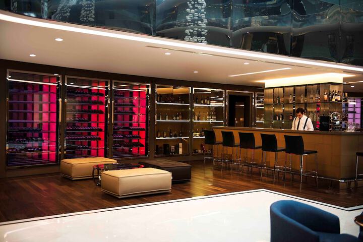 Lounge 83 of 126