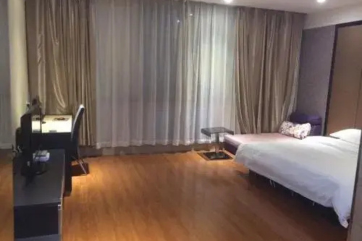 Room 5 of 8