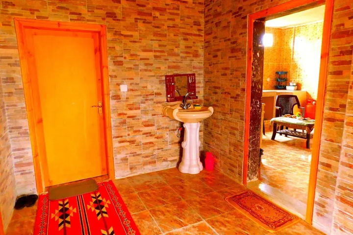 Room 4 of 9