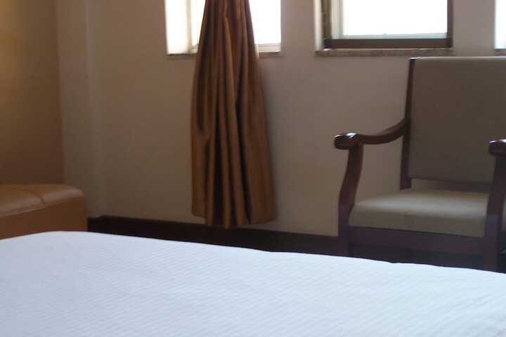 Room 5 of 15