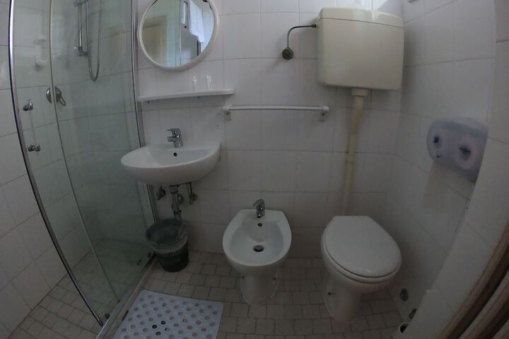 Room 12 of 34