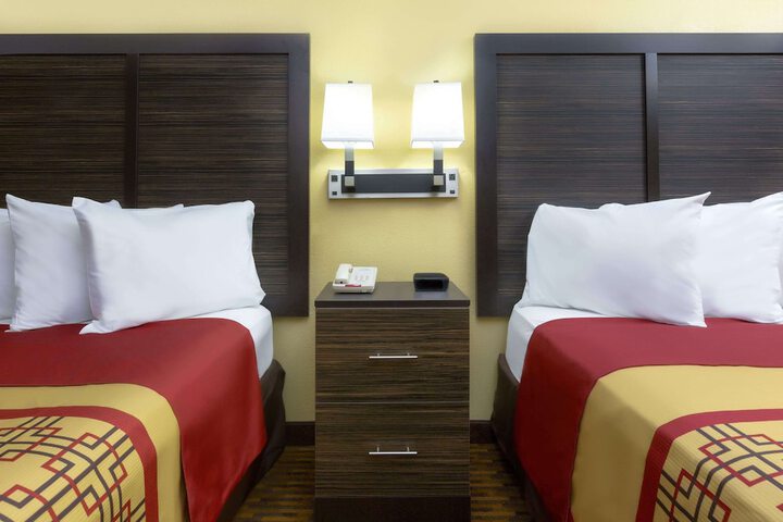 2 Queen Beds (7 of 7)