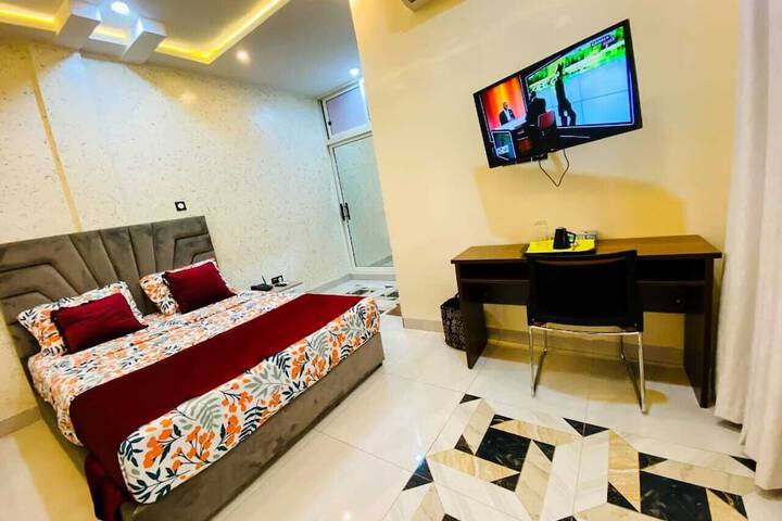 Room 4 of 25