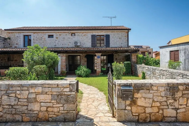 Amazing Home in Porec With Wifi and 2 Bedrooms