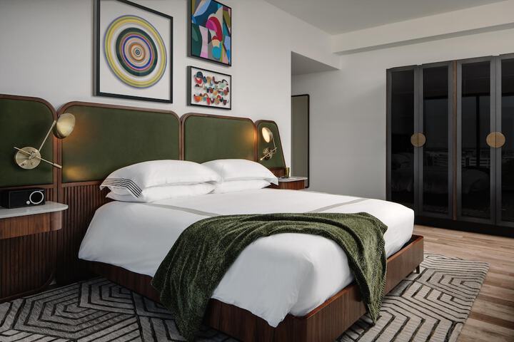 Room 27 of 82