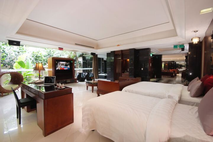Room 32 of 61