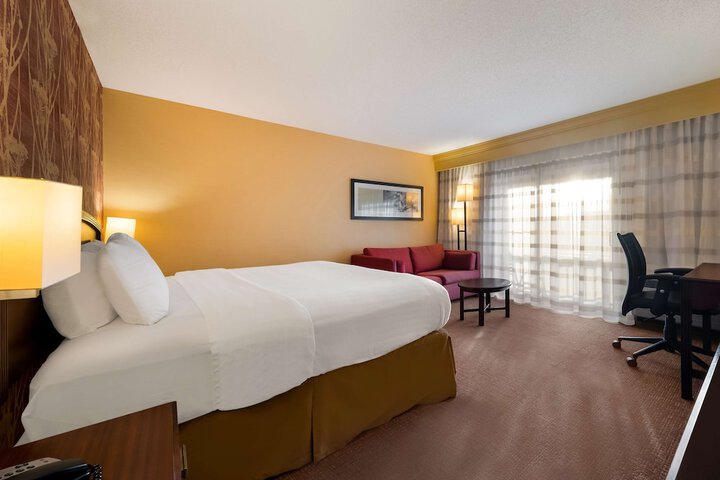 Guest Room King Bed Accessible (4 of 14)