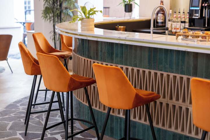 Lounge 51 of 63