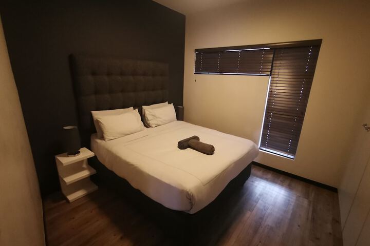 Room 2 of 215