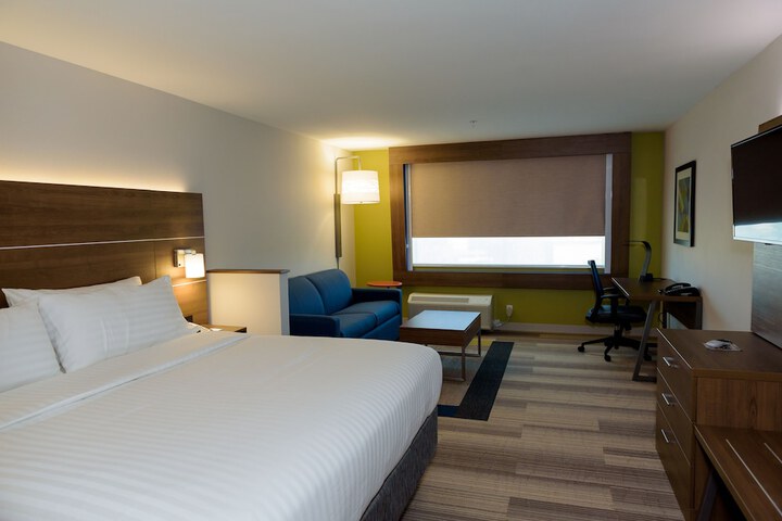 1 King Bed (4 of 18)