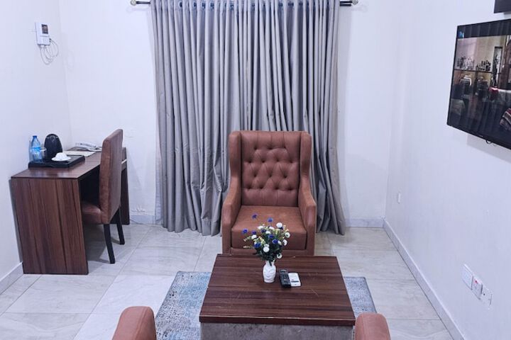 Room 32 of 81