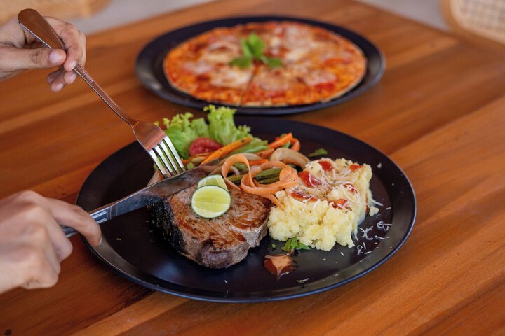 Dining 16 of 32
