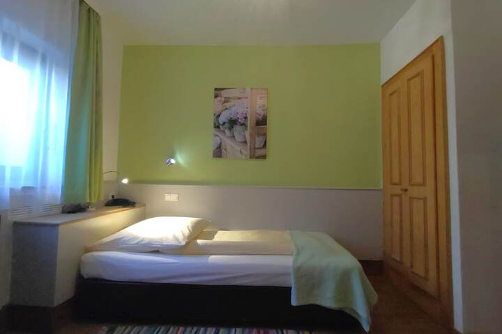 Room 25 of 76