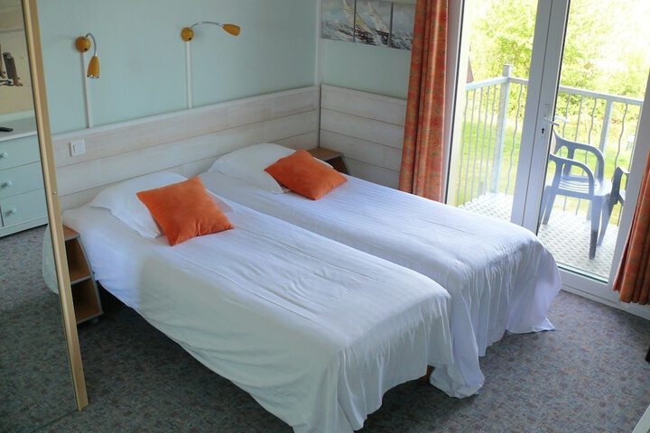 Room 11 of 100