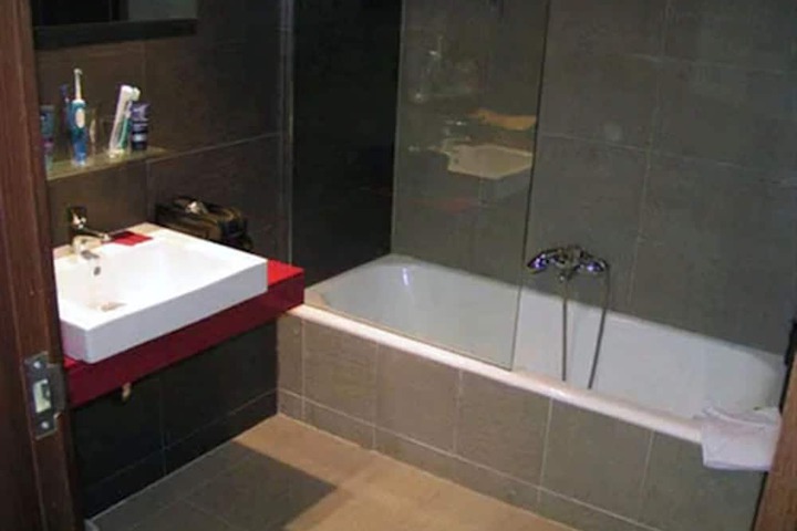Deep soaking bathtub