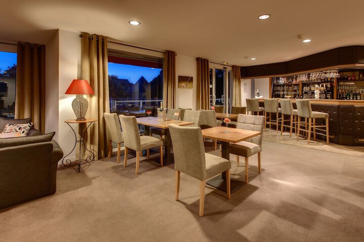 Lounge 52 of 68