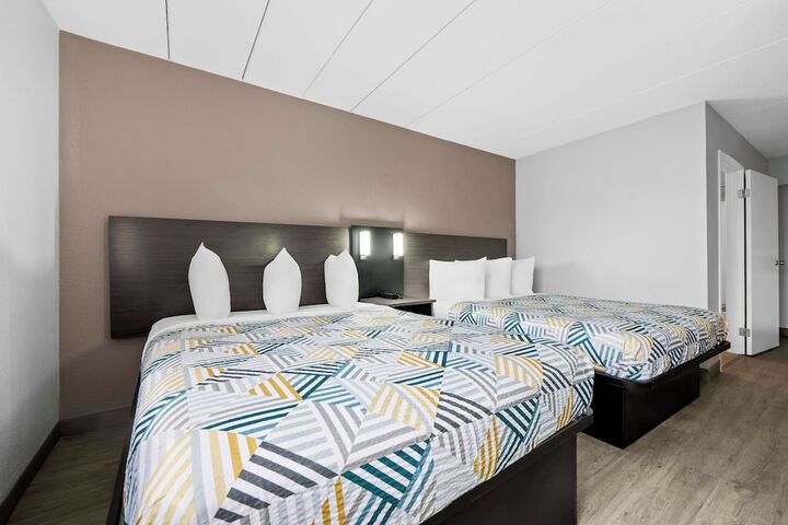 1 Queen Bed (18 of 18)