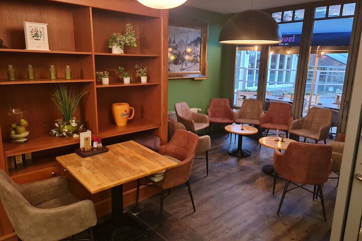 Lounge 45 of 61