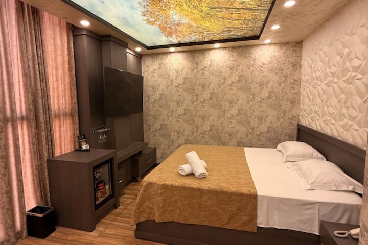 Room 6 of 34