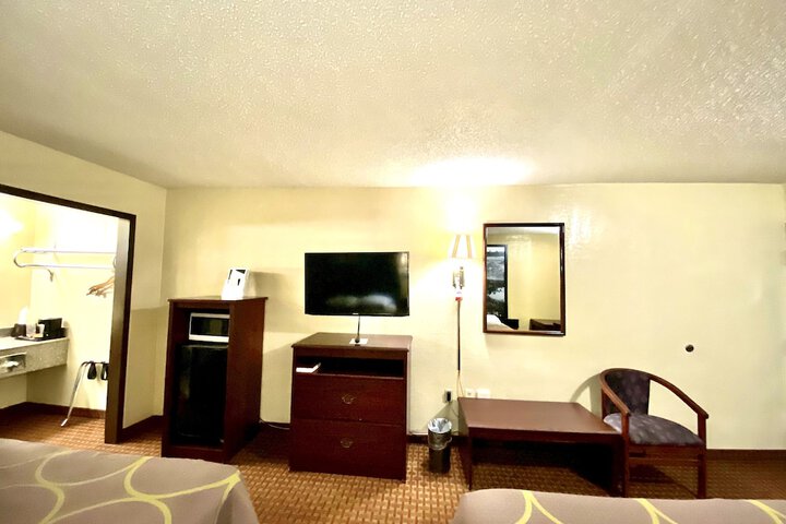 2 Queen Beds (9 of 14)