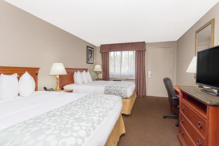 2 Queen Beds (2 of 6)