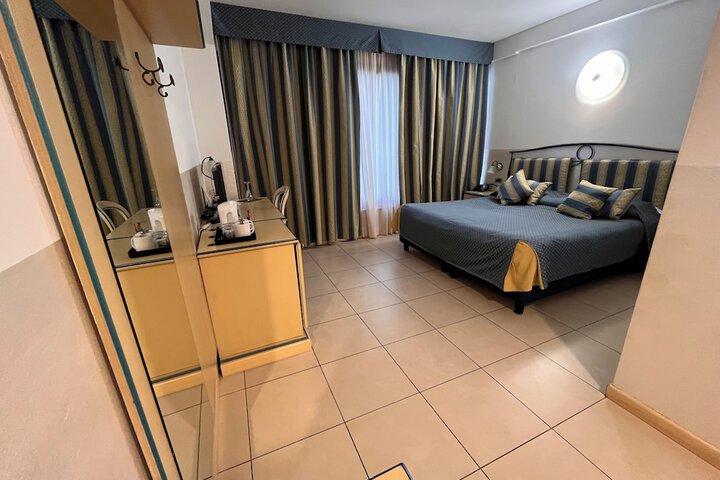 Room 16 of 90