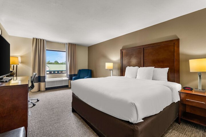 1 King Bed (6 of 7)