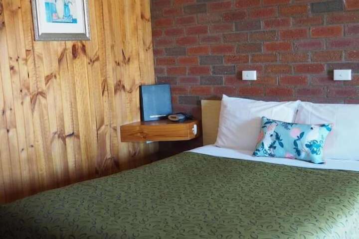 Room 7 of 12