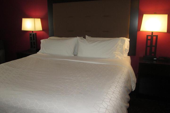 1 King Bed (30 of 32)