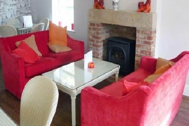 Lounge 8 of 9