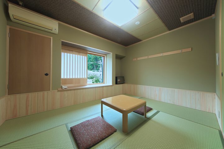 Room 23 of 83