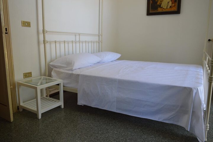 Room 16 of 24