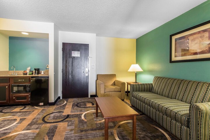 Suite 2 Queen Beds (2 of 4)
