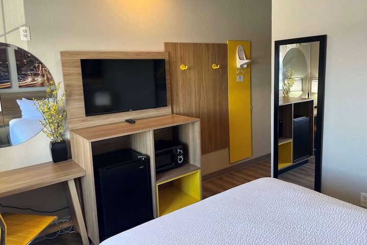 1 Queen Bed (21 of 25)