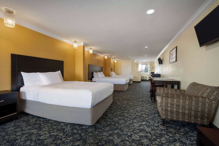 1 Queen Bed (3 of 12)