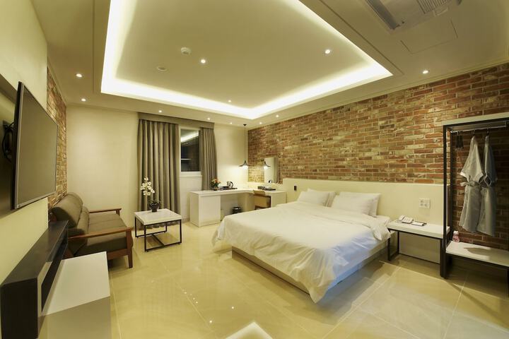Room 9 of 37