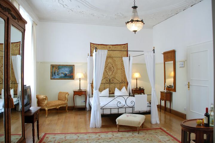 Room 6 of 63