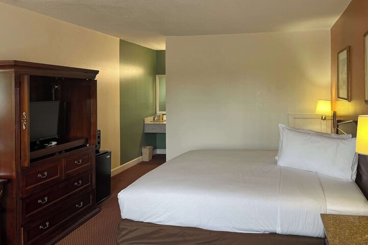 1 King Bed Refrigerator, Microwave (6 of 7)