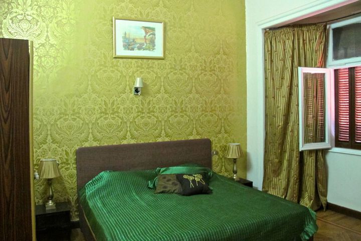 Room 6 of 33