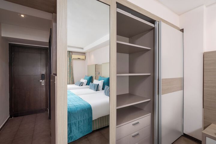 Room 43 of 184