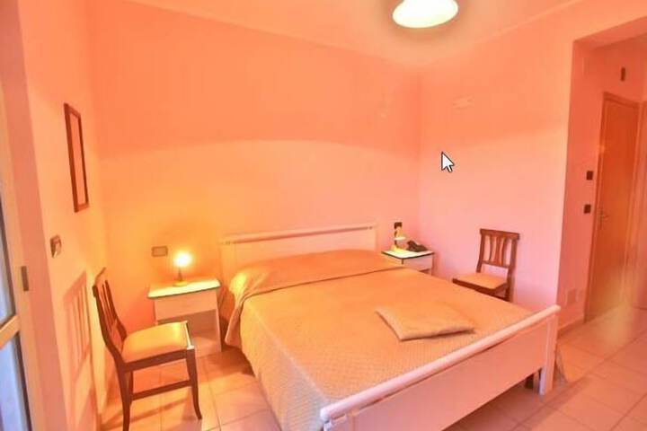 Room 6 of 8
