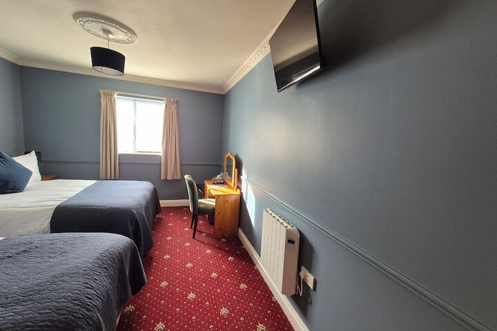 Room 6 of 8