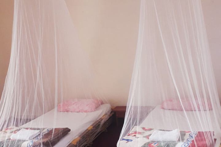 Room 5 of 12
