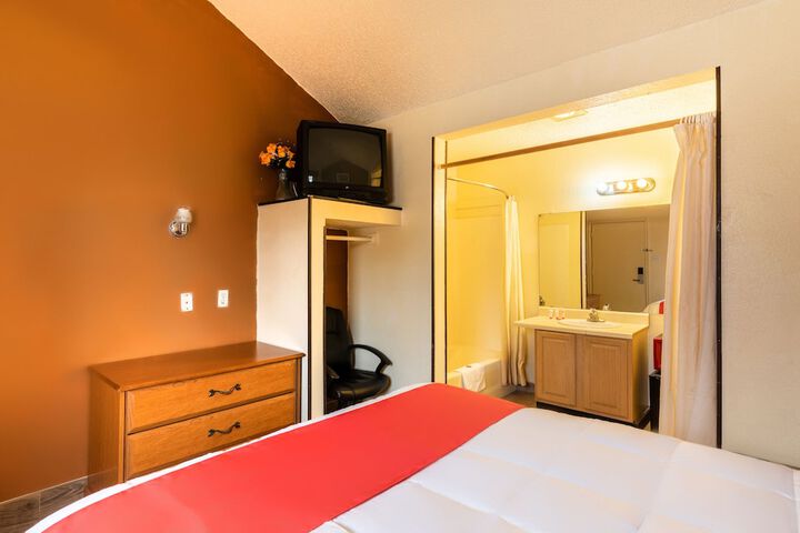 1 Queen Bed (1 of 12)