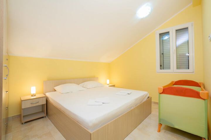 Room 2 of 67