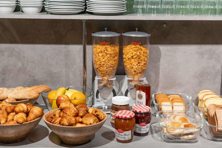 Breakfast/Coffee Service 24 of 35