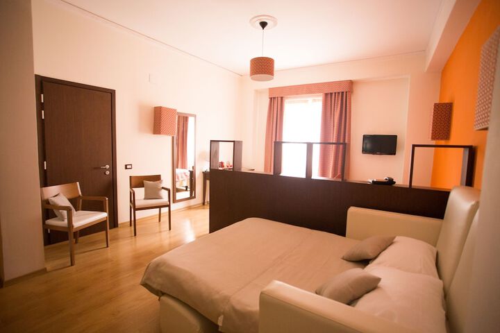Room 5 of 98