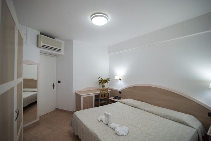 Room 4 of 63