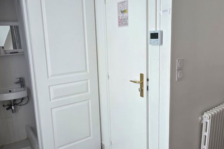 Room 6 of 33