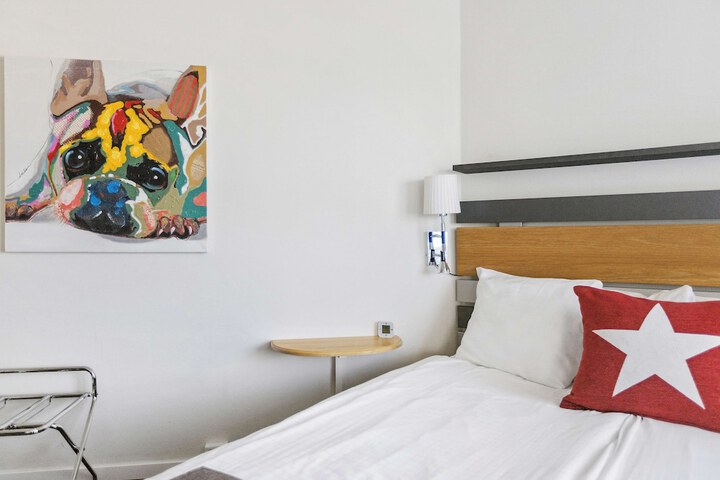 Room 13 of 82